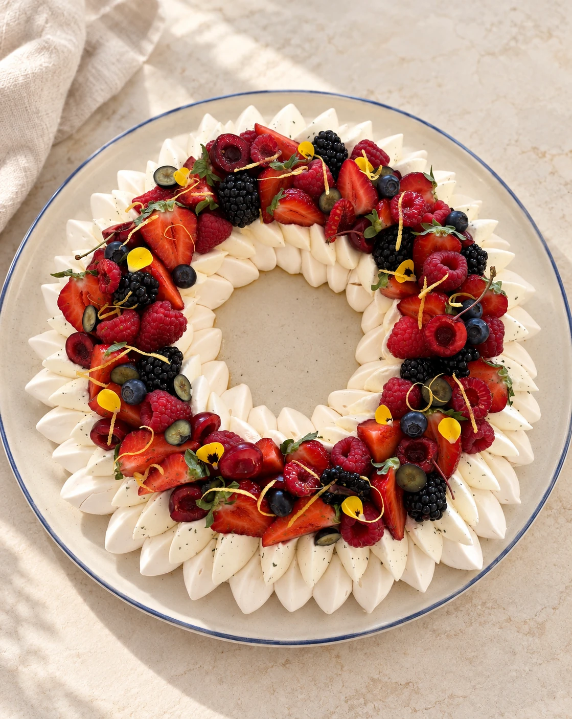 Pavlova aux fruits rouges, meringue et pétales de fleurs